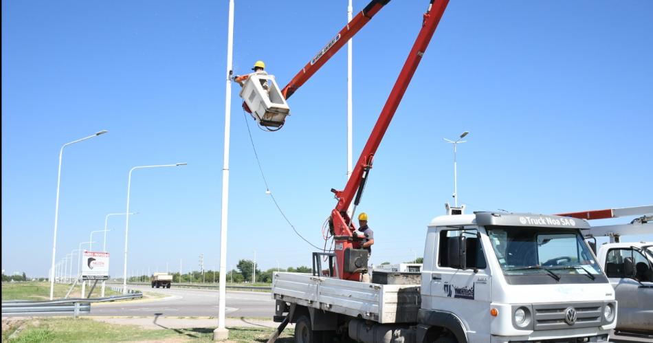 Trabajan para normalizar el alumbrado de un tramo de la avenida de Circunvalacioacuten dantildeado por robos