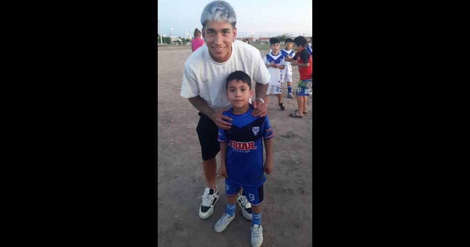 Emotivo- Maher Carrizo visitoacute a los changuitos de la escuelita de fuacutetbol  Santa Luciacutea FC