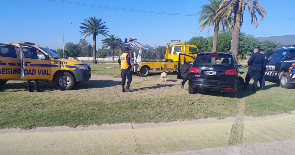 Gendarme ebrio chocoacute con el cordoacuten y se subioacute a la rotonda