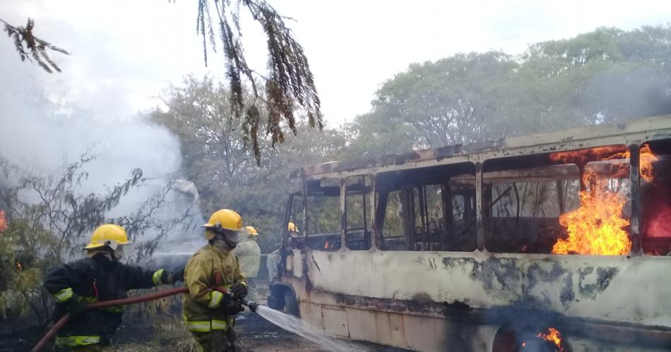 FOTOS  El incendio de cuatro colectivos causoacute terror en el Bordm Saacuteenz Pentildea