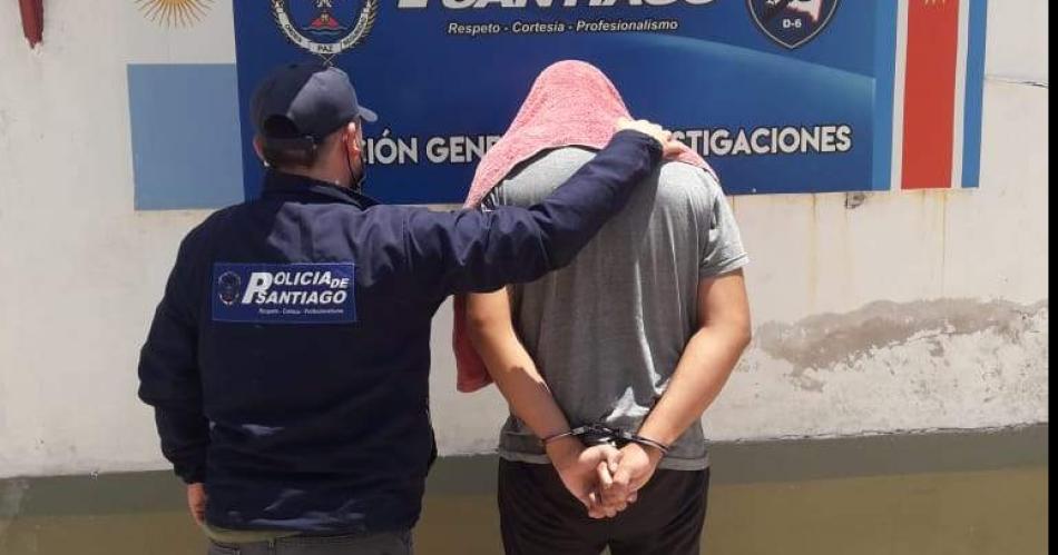 A patadas la policiacutea rompioacute la puerta de una casa y rescatoacute a una mujer