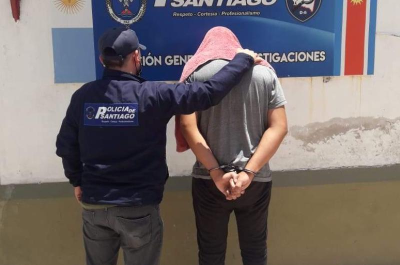 A patadas la policiacutea rompioacute la puerta de una casa y rescatoacute a una mujer