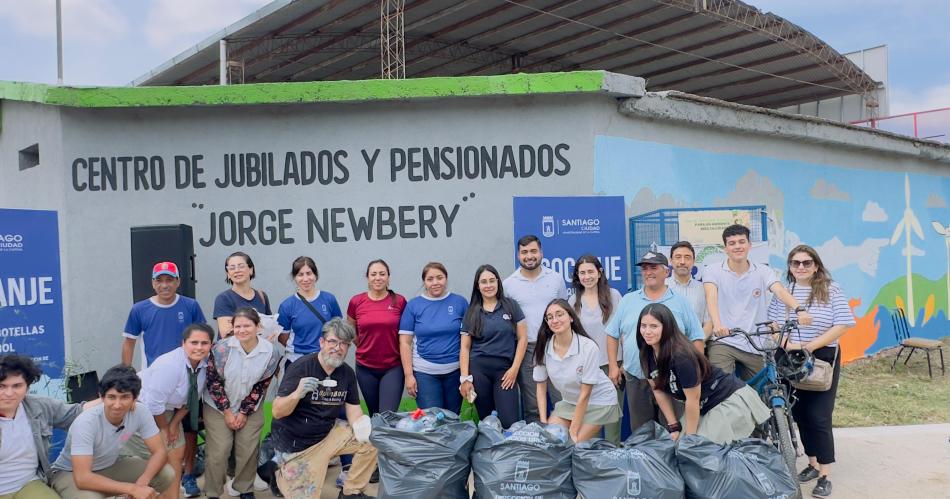 Navidad Ecoloacutegica- recuperan maacutes de 5 mil botellas plaacutesticas