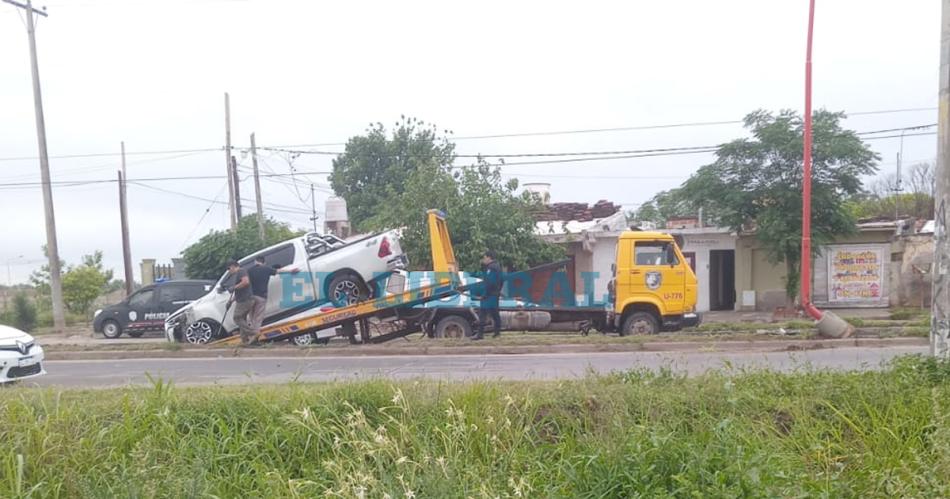 Perdioacute el control de su camioneta y embistioacute una columna de alumbrado