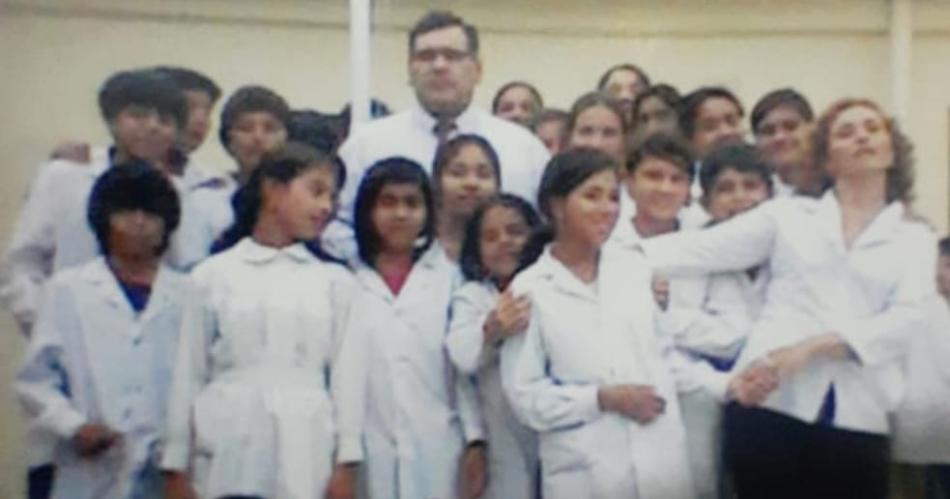 Emotivo reconocimiento a docente de gran trayectoria educativa q se jubiloacute