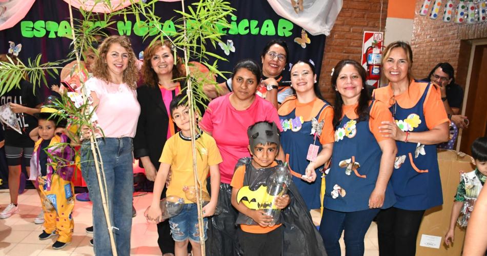 Alumnos padres y docentes de los jardines participaron de actividades por la Navidad Ecoloacutegica