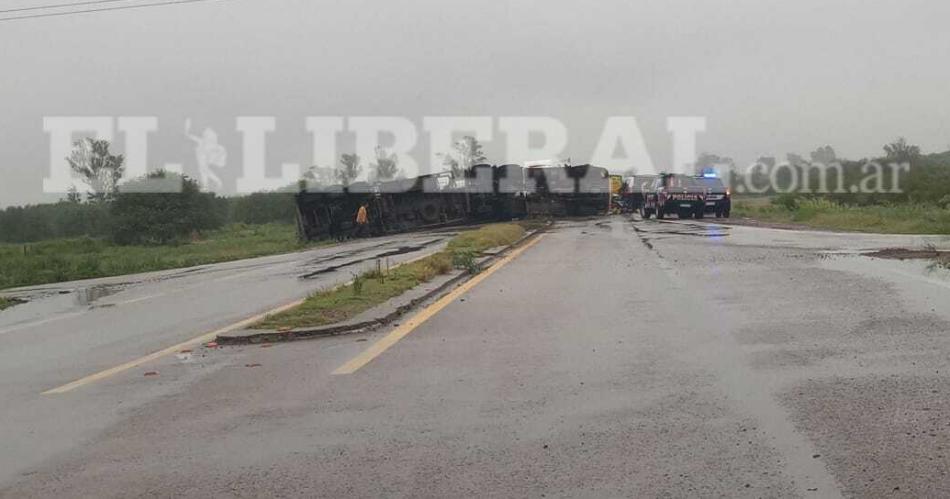 Volcoacute un camioacuten con acoplado en la Ruta 9