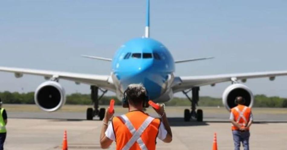 Los funcionarios del Estado ya no estaraacuten obligados a contratar a Aeroliacuteneas Argentinas con exclusividad