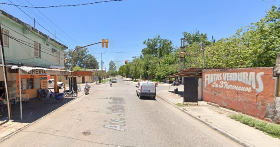 Pareja de fotógrafos fue embestida en esta esquina