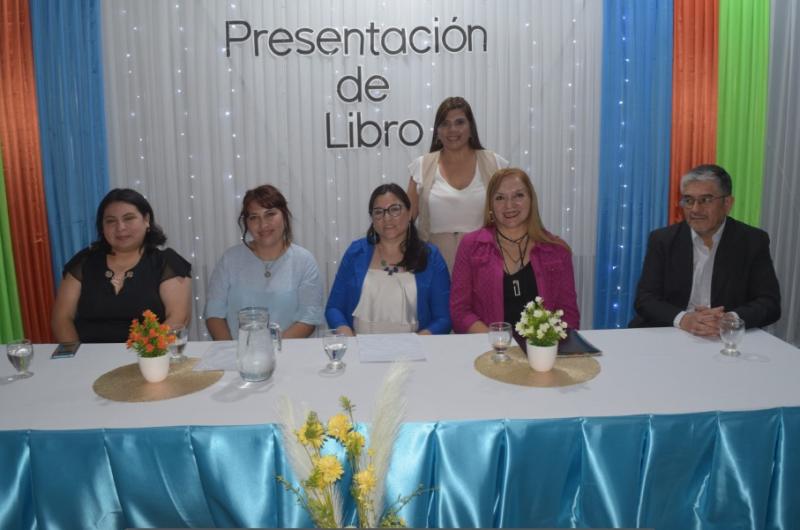 La escritora loretana Fabiana Leiva presentoacute su libro Leer para reiacuter