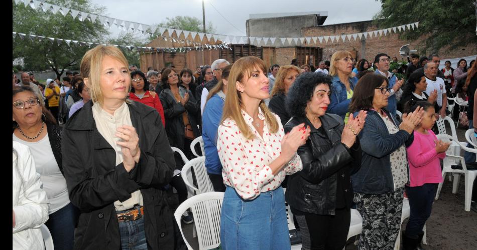 Claudia Ledesma Abdala de Zamora- Si seguimos todos poniendo nuestro granito de arena se van a  construir maacutes hogares de Cristo