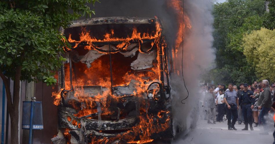 INFIERNO Las llamas tornaron todo en tensión y desesperación Clave la tarea de policías bomberos y paramédicos