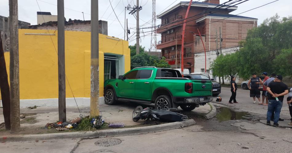 Un siniestro vial terminoacute con una camioneta incrustada en la puerta de un domicilio