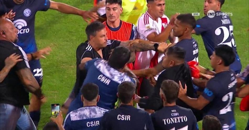 VIDEO  Final caliente entre los jugadores de River e Independiente Rivadavia