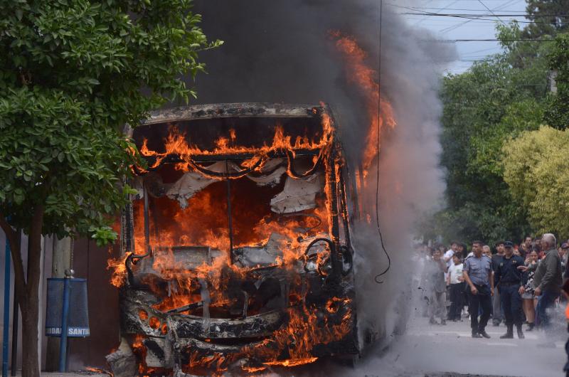 INFIERNO Las llamas tornaron todo en tensión y desesperación Clave la tarea de policías bomberos y paramédicos