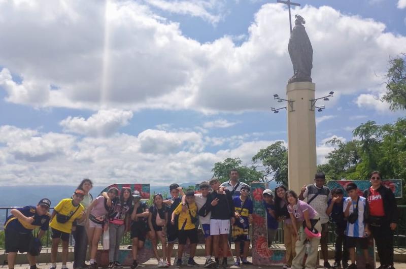 Egresados del 7ordm grado de San Pedro de Guasayaacuten visitaron Salta La Linda