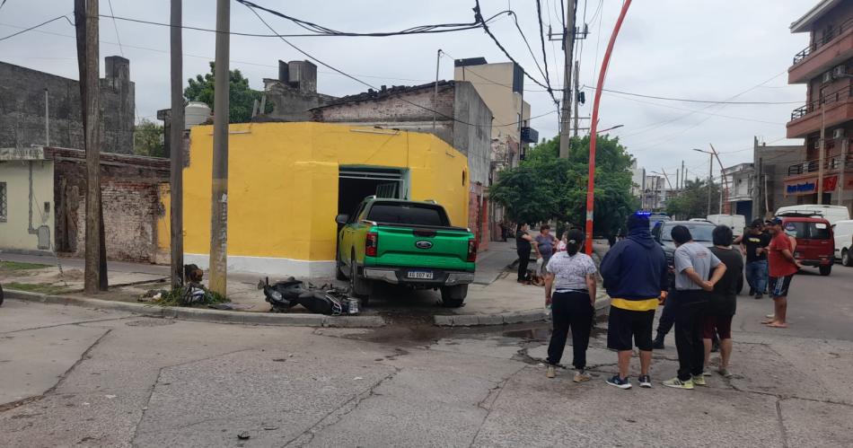 Un siniestro vial terminoacute con una camioneta incrustada en la puerta de un domicilio