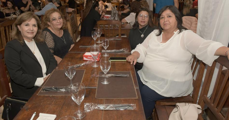 RECONOCIMIENTO A LAS  MUJERES SANTIAGUENtildeAS