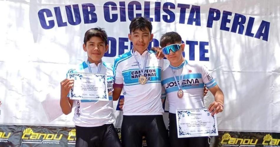 El joven Joaquiacuten Reyes Leguizamoacuten es campeoacuten nacional de ciclismo