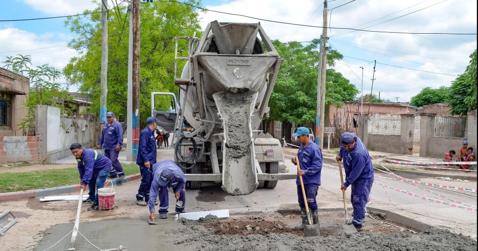 Obras Puacuteblicas de la Municipalidad trabajoacute en la reparacioacuten de calle Oncativo 