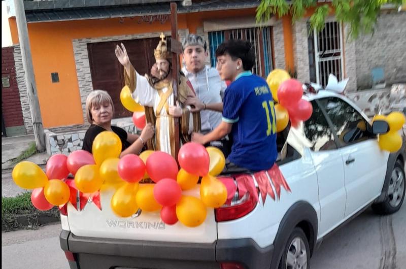 La imagen de Cristo Rey visitoacute a la multitudinaria comunidad del barrio 25 de mayo