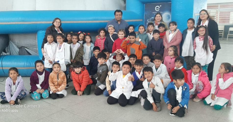 Alumnos de escuelas del Dpto San Martiacuten visitaron el Planetario Moacutevil en Brea Pozo