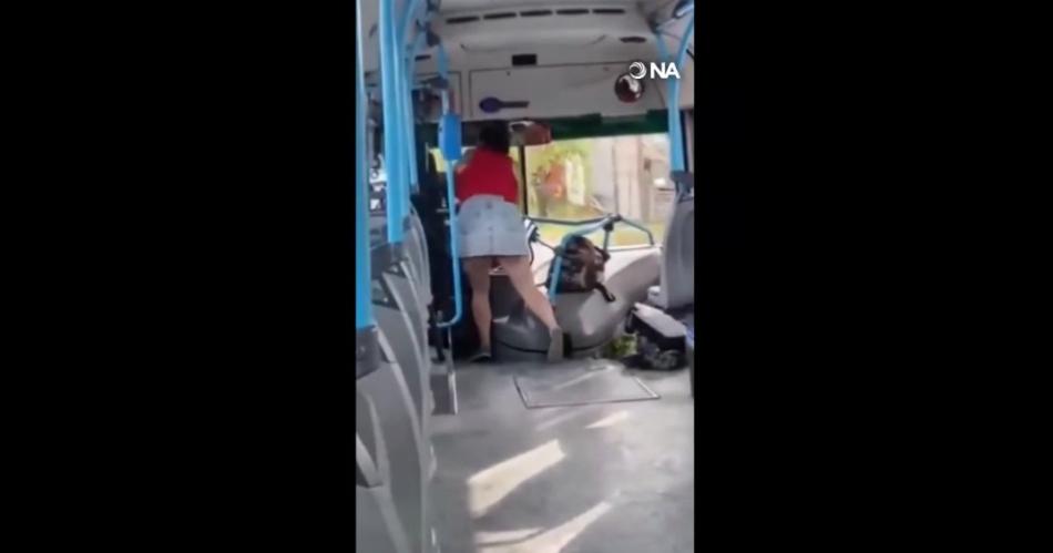 VIDEO  Brutal- una mujer amenazoacute y atacoacute a golpes a un colectivero