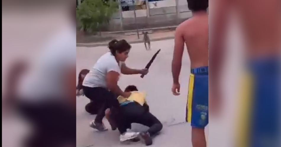 Violencia sin fin- tres mujeres y un hombre atacaron a un joven a trompadas y con un machete