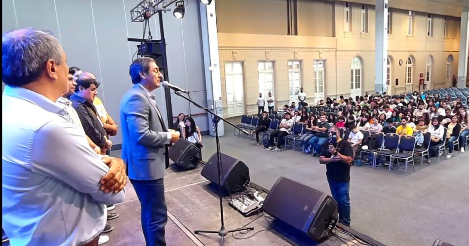 El vicegobernador asistioacute a la apertura del Congreso Juvenil Santiago Conectados