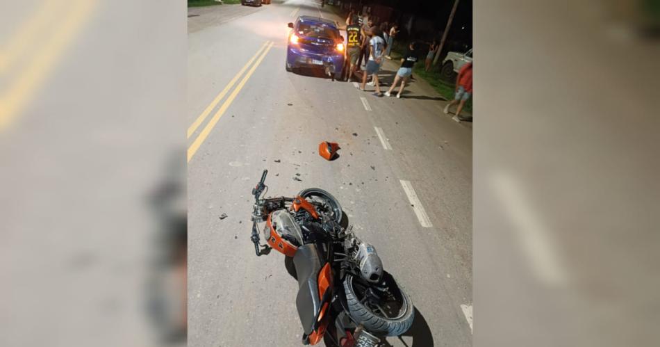 Un motociclista impactoacute contra la parte trasera de un auto y se salvoacute de milagro