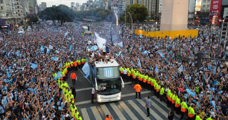 iexclLlegoacute el campeoacuten Racing trajo la Copa al paiacutes y festejoacute con miles de hinchas