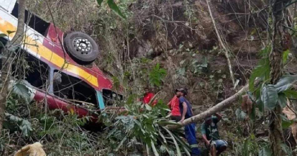 Accidente en Brasil dejoacute 17 muertos y 30 heridos tras caiacuteda de colectivo a un precipicio