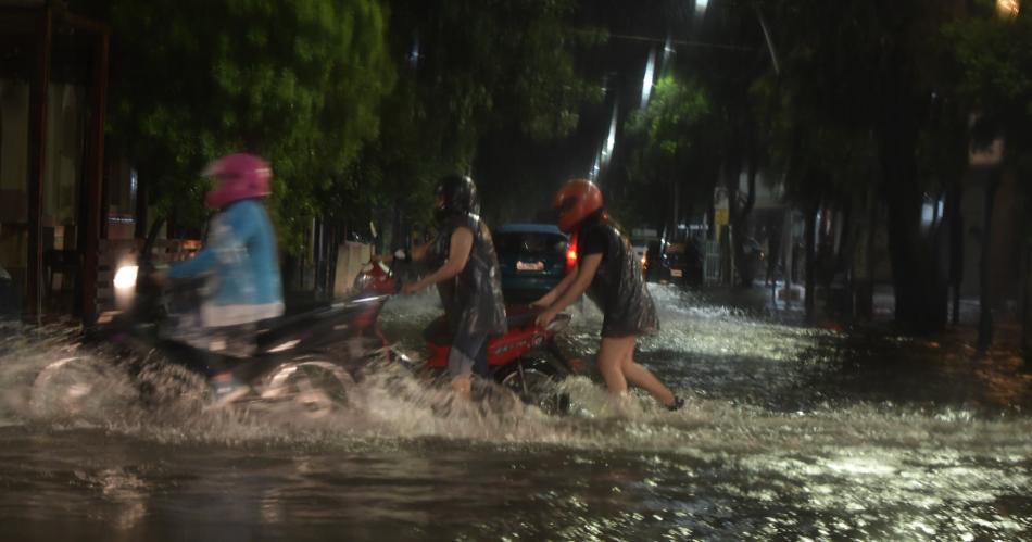 Fotos y video de la torrencial tormenta que cae en Santiago