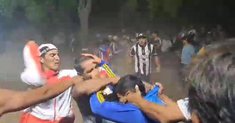 VIDEO Una batalla campal coronoacute un torneo en el interior santiaguentildeo