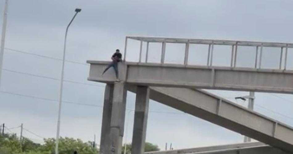 VIDEO  Nerviosismo y terror por una chica que quiso tirarse de un puente del Bordm Siglo XXI