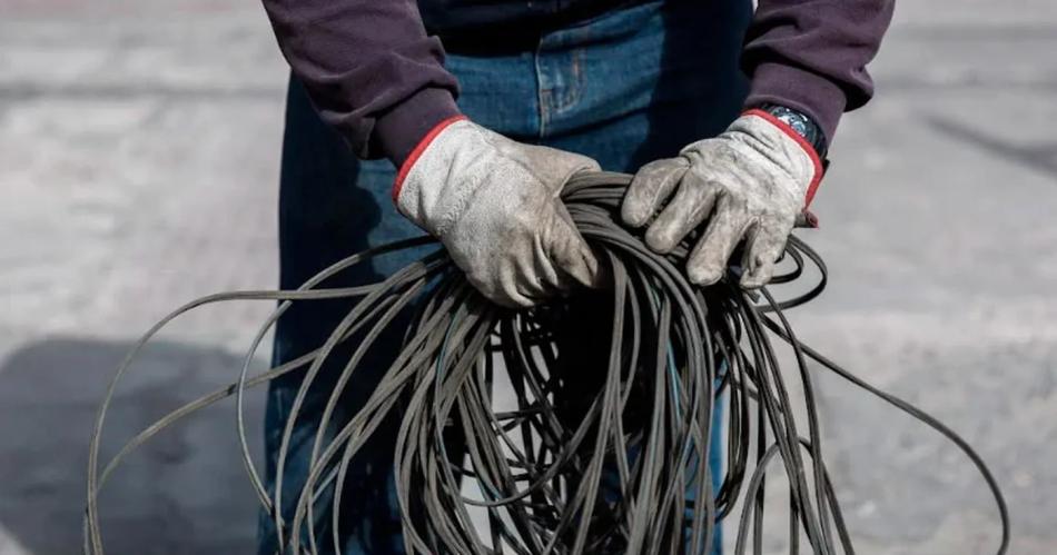 Vandalismo y robo de cables deja a 22000 clientes santiaguentildeos sin Internet telefoniacutea y TV