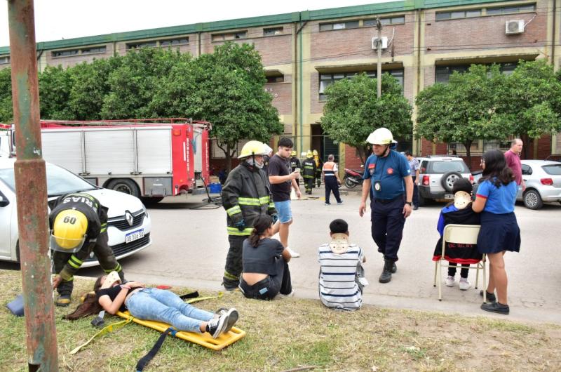 Se desarrolloacute un simulacro de incendio en la Escuela Teacutecnica Nordm 5