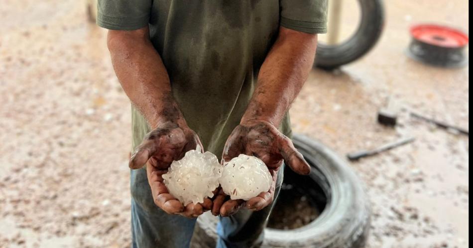 FOTOS Y VIDEO- Impresionante caiacuteda de granizo en el interior santiaguentildeo