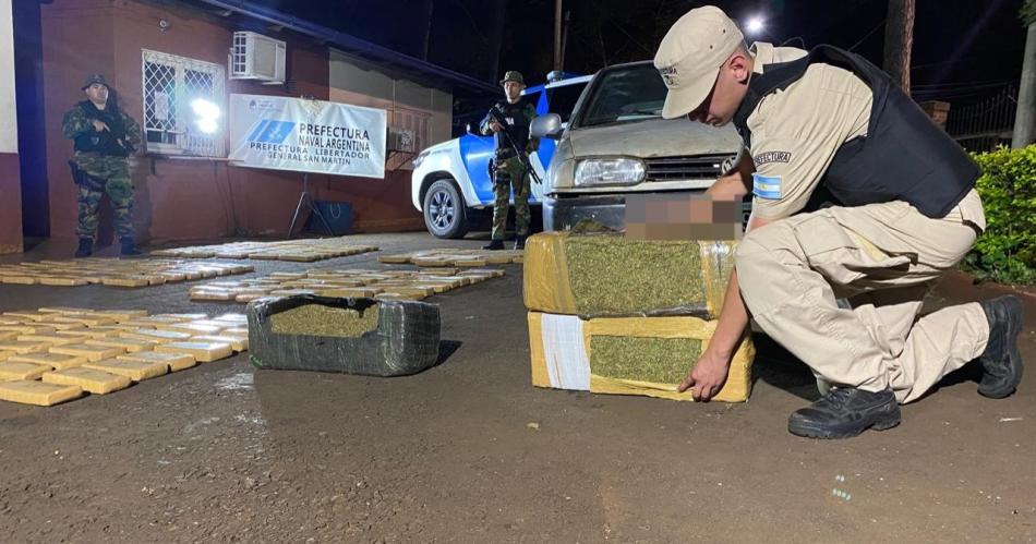 Detectan un bote a remos con maacutes de 300 kilos de marihuana 