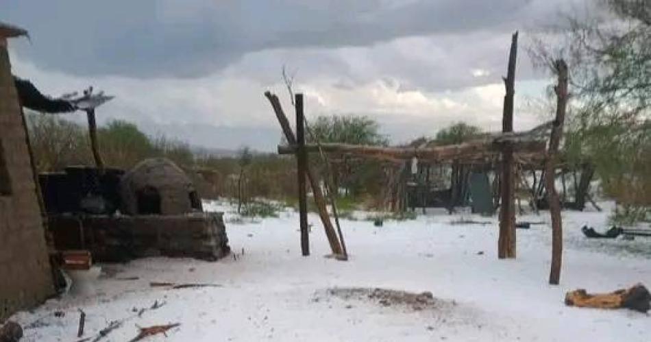 Fuerte tormenta con granizo sembroacute el paacutenico y causoacute graves dantildeos en el interior santiaguentildeo