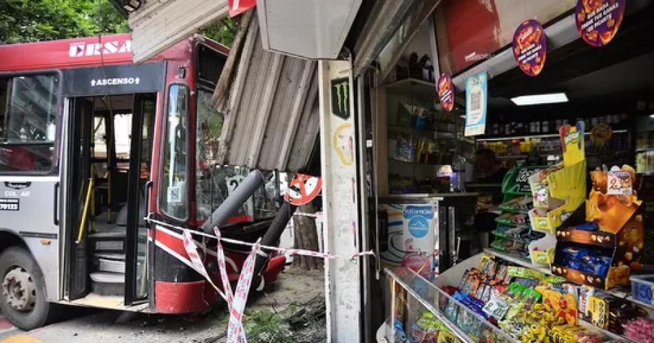 De terror- colectivero perdioacute el control se incrustoacute en un kiosco y atropelloacute a dos mujeres