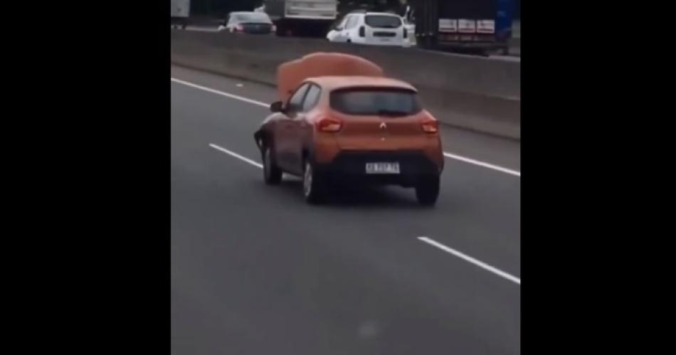 INSOacuteLITO VIDEO  Una mujer circuloacute con el capot levantado en la autopista y le suspenderaacuten la licencia