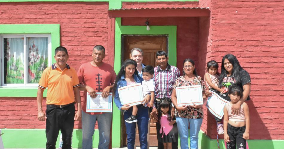 Niccolai entregoacute viviendas sociales a familias departamento Atamisqui