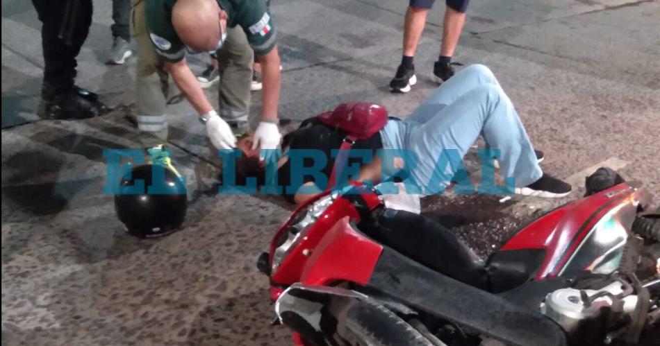 Motociclista resultoacute herida tras chocar contra una camioneta