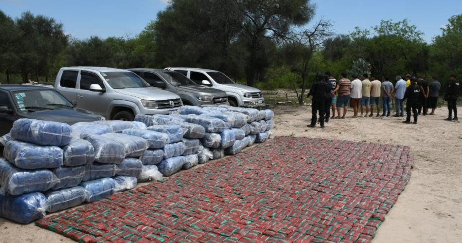 FUGA PERSECUCIÓN Y ARSENAL- Al cierre diez porteños era alojados en diferentes comisarías de la Departamental 18- Les incautaron 26 toneladas de hojas de coca Sospechan que ocultaron droga en el monte de Avellaneda