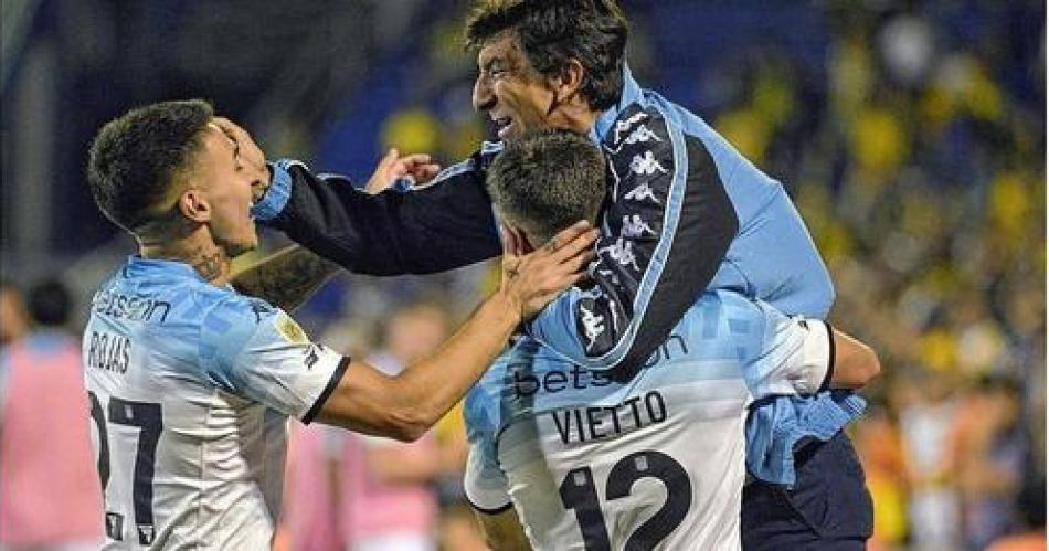 Racing sigue dulce- le ganoacute 2 a 0 al Canalla y acecha