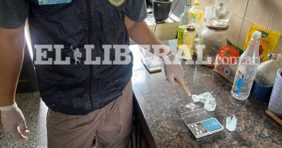 Narco escondiacutea la cocaiacutena bajo el colchoacuten y cultivaba Cannabis