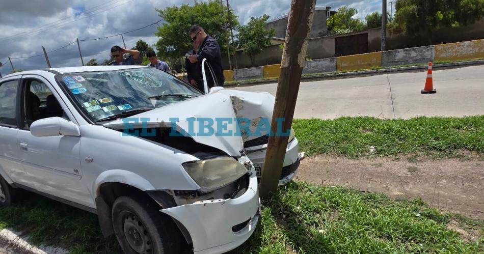 Conductor ebrio se estrelloacute contra un poste de alumbrado puacuteblico en plena Avenida Lugones