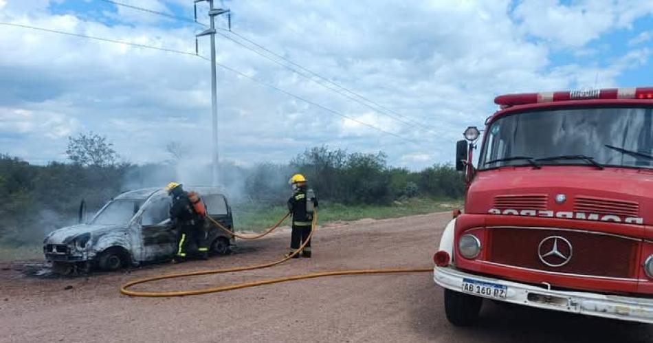 Terror en Ruta 21- un incendio consumioacute una camioneta utilitaria