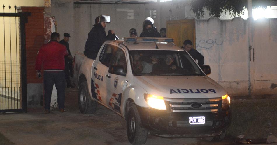 SÁLVESE QUIEN PUEDA- Esa parece ser la reacción de los amigos de los tres detenidos caídos en desgracia En medio del revuelo maysculo habría varios sujetos pegados al triste fin del guardia